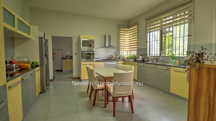 Modern single-storey villa with 6 bedrooms close to amenities.