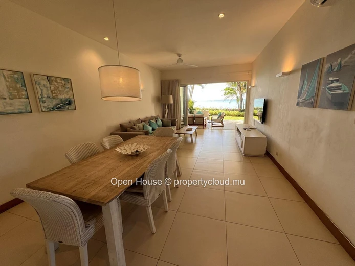 Magnifique appartement pieds dans l'eau, vue féérique sur le lagon de Cap Malheureux et les îles. 3 chambres. Piscine.