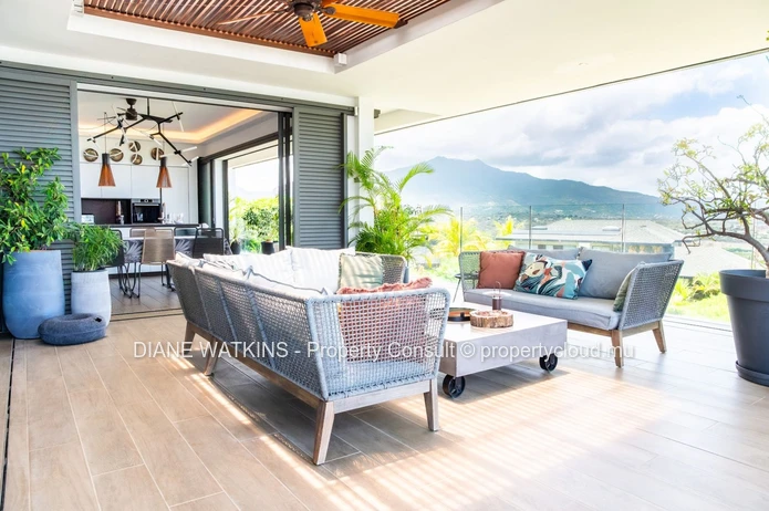 Suspendue Entre le Ciel et la Mer : Une Villa Contemporaine à Vendre à Rivière Noire