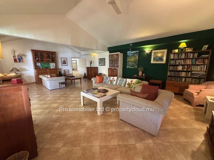 SPACIOUS FAMILY RESIDENCE WITH INDEPENDENT STUDIO & EXTENSIVE OUTBUILDINGS Pereybere Grand Baie.