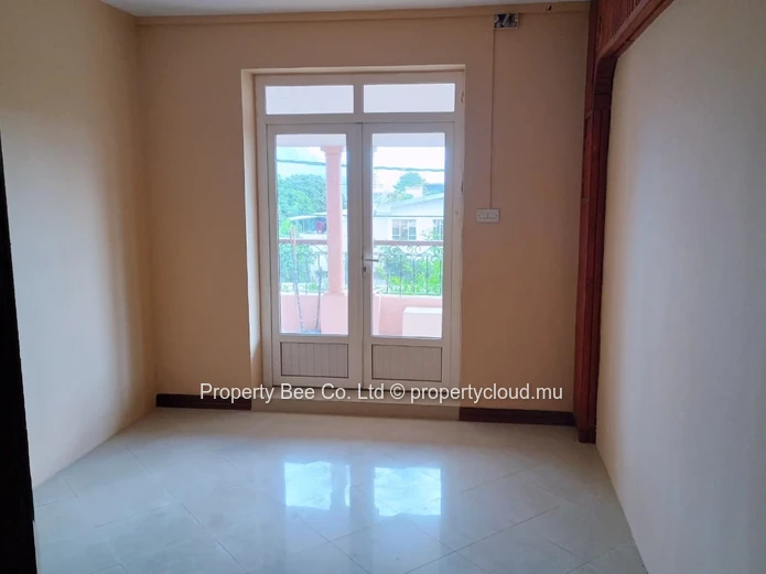 1st Floor Apartment: HillCrest Avenue / Corner of Avenue Des Dodos