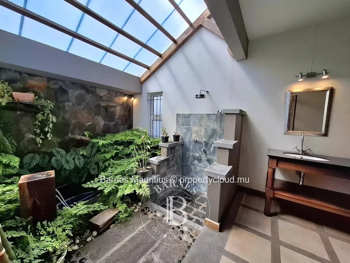 FLOREAL - Maison familiale ou bureau avec studio indépendant – 420 m²