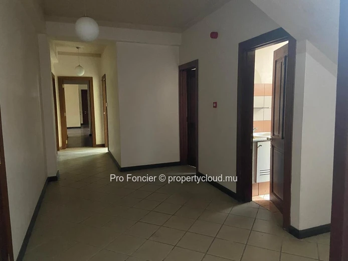 Office for rent in Trianon - Warm and Accessible 151 m² Office Space for Rent with Parking & Highway Access.