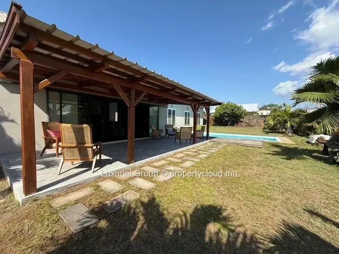 Elegant Contemporary 3-Bedroom Villa With Private Pool In Royal Park