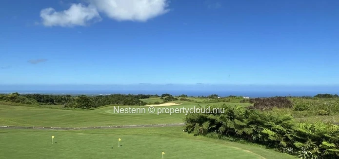 Terrain résidentiel de 5 015 m² avec accès golf 