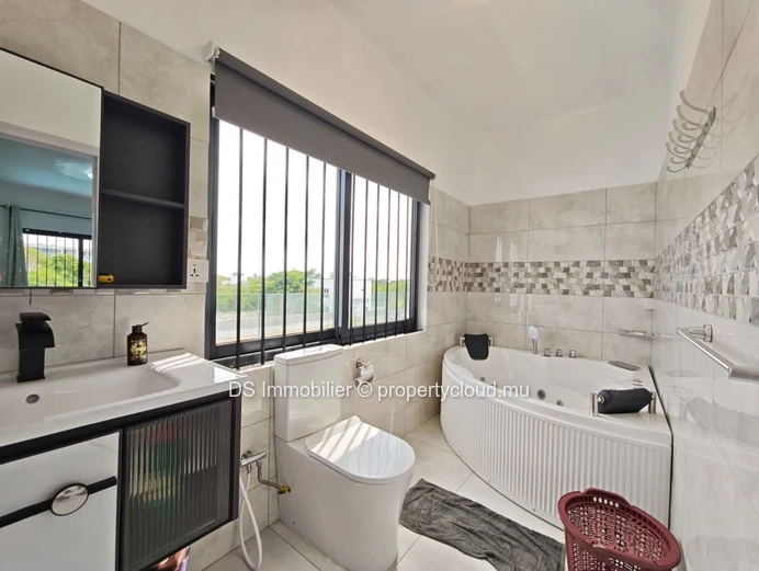 4 Bedroom Villa For Rent In Calodyne