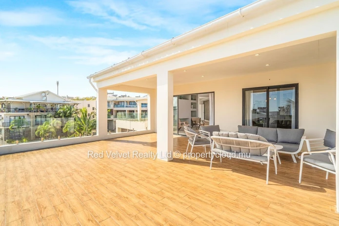 Beachfront Penthouse with Sea View – 3 Bedrooms – Flic en Flac