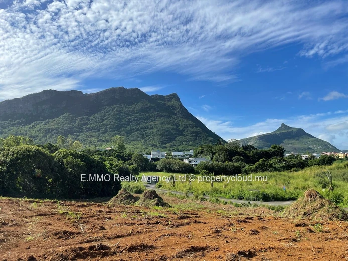 1,273 m² residential plot with mountain views – Rive Gauche, Moka