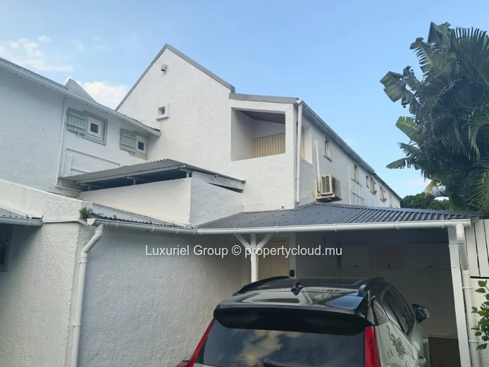 Tropical Comfort Meets Modern Living – Duplex Villa in Pointe aux Canonniers