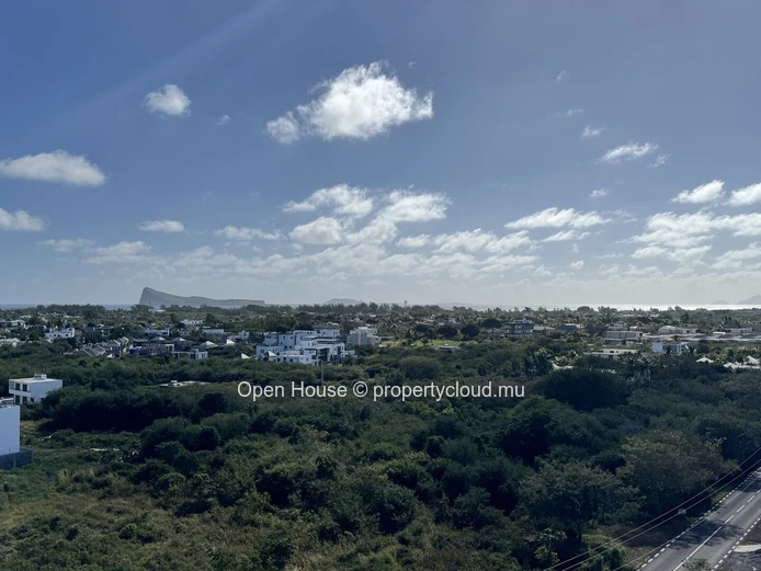 3-bedroom penthouse with private pool for rent in Péreybère