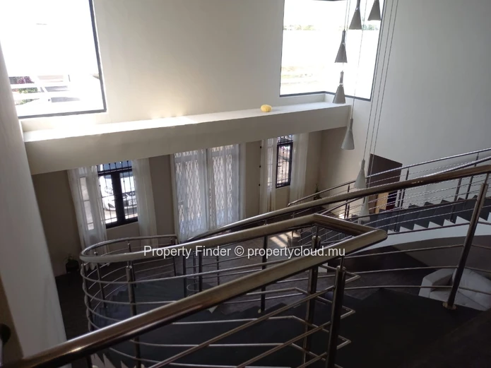 Maison moderne de 5 chambres à vendre