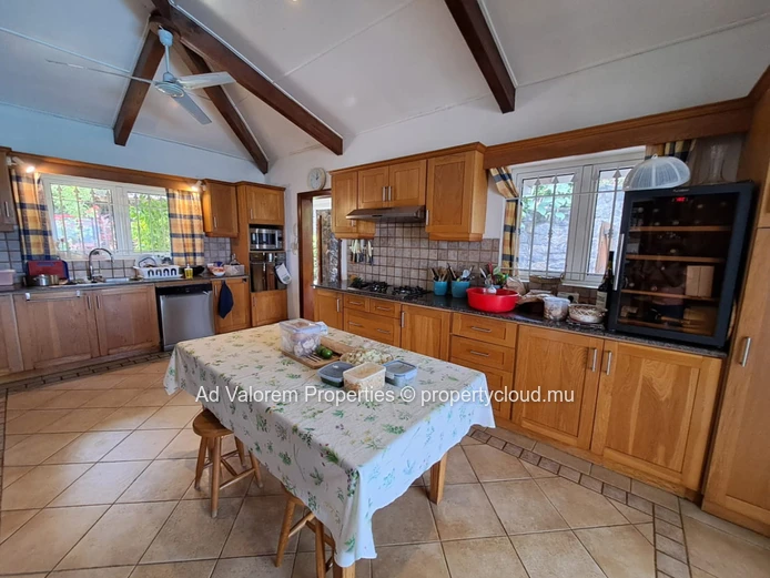 Superb 5-bedroom house with garden and swimming pool for rent in Balck River 