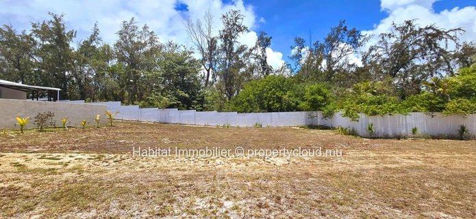 Unfurnished house of 290m² on a leasehold land of 680 toises with private access to the sea  at Poste Lafayette