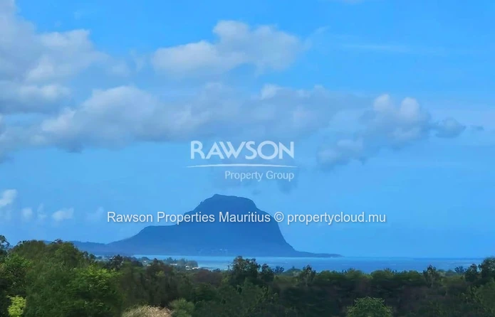 TO LET – 3 - Bedroom Duplex with pool in Flic en Flac