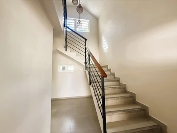 6 Bedroom House