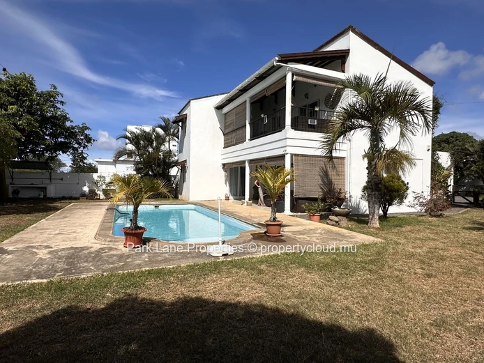 À vendre: Élégante maison familiale avec piscine sur grand terrain à Pereybere
