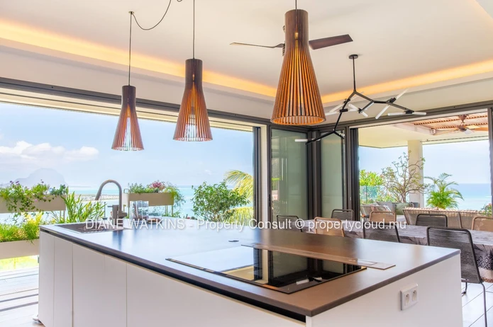 Suspendue Entre le Ciel et la Mer : Une Villa Contemporaine à Vendre à Rivière Noire