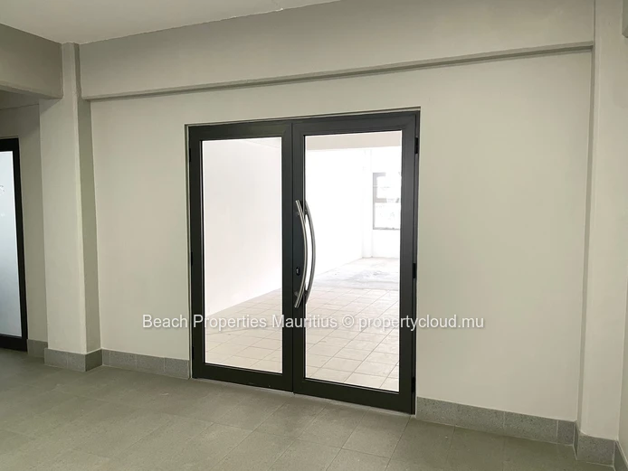 Unité de bureaux flexible dans un quartier commercial dynamique de la côte Ouest