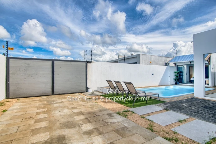 A VENDRE - Marché local - maison entièrement meublée  - Grand Baie, 160m², terrain 380m², 5 chambres, piscine privée,...