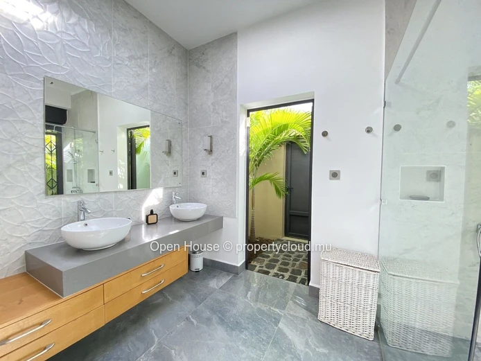 LOCATION - Somptueuse villa meublée avec piscine et vaste jardin arboré au cœur de la forêt de Daruty - 4 CHAMBRES