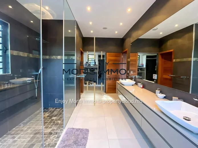 Luxury villa with pool for rent in Grand Baie – Mauritius | 420 m² | 4 en suite bedrooms | Long-term rental