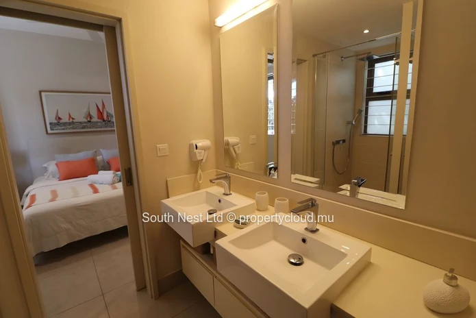 Modern 3-bed apartment with garden and private access to the beach of Pointe d'Esny.  