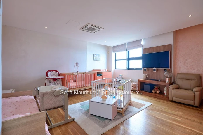 L'élégance moderne rencontre le confort dans un penthouse de designer