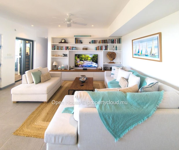 Luxurious penthouse facing the sea in the heart of a prestigious estate. 3 bedrooms, Master suite. Pool and restauran...