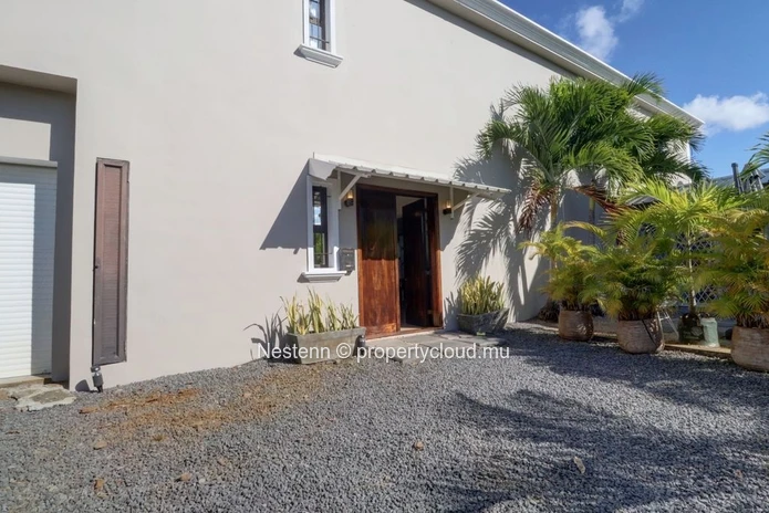 Spacieuse propriété familiale avec piscine et jardin 