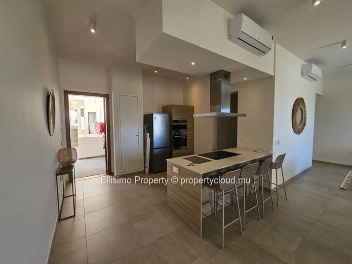 Penthouse moderne de 3 chambres ensuite, entièrement neuf, offrant un cadre de vie exceptionnel.