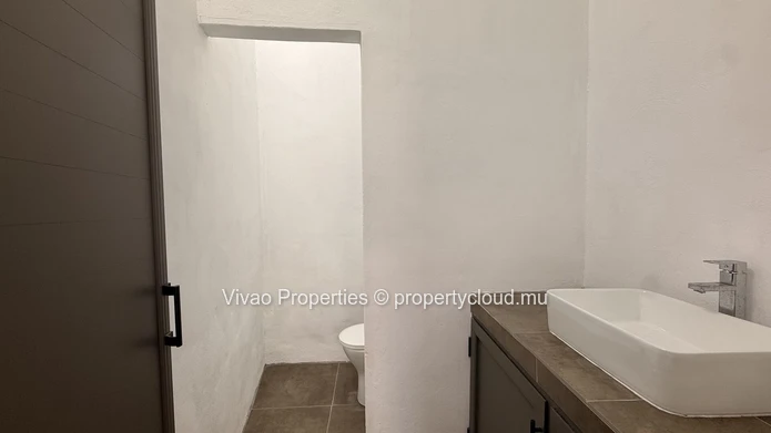 Exclusivité sur route principale au cœur de Port-Louis - Local commercial de 275 m² à louer au premier étage (Mandat exclusif)