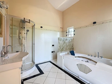 10 Bedroom House