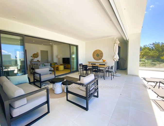"Penthouse R+2 à vendre à Poste Lafayette, 226m², 3 chambres, piscine commune, Prix Rs 35M. À voir rapidement!"