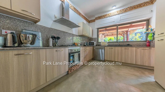 Élégante Villa de Style Balinais avec 3 Chambres, Piscine et Kiosque