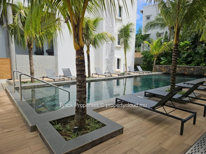 3-Bedroom Villa with Private Garden & Pool Access – Pointe aux Canonniers
