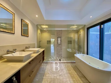 6 Bedroom Villa