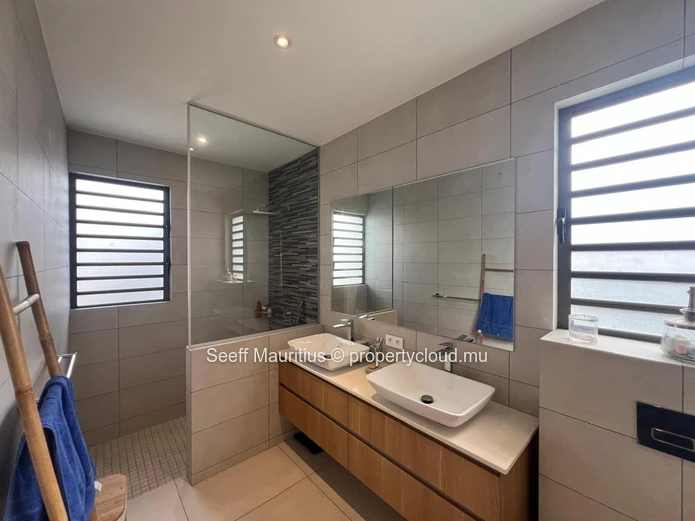 Villa Moderne avec Piscine Privée et Jardin Serein
