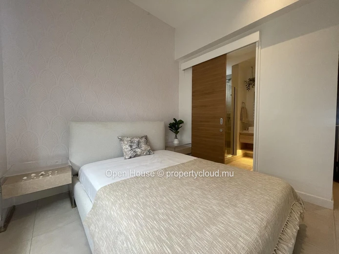 Appartement pieds dans l'eau à louer (meublée) à Grand Gaube, 250m², 3 chambres, piscine commune, proche plage, vue m...