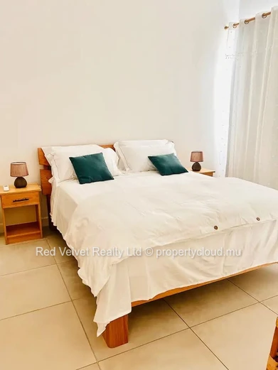 Appartement en bord de mer à louer à Grand Gaube | 3 chambres avec salles de bain attenantes | Terrasse et jardin