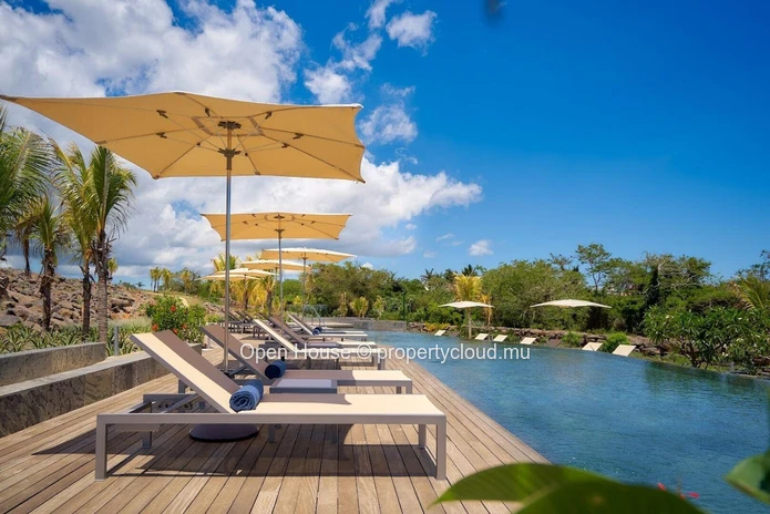 Luxurious penthouse facing the sea in the heart of a prestigious estate. 3 bedrooms, Master suite. Pool and restauran...