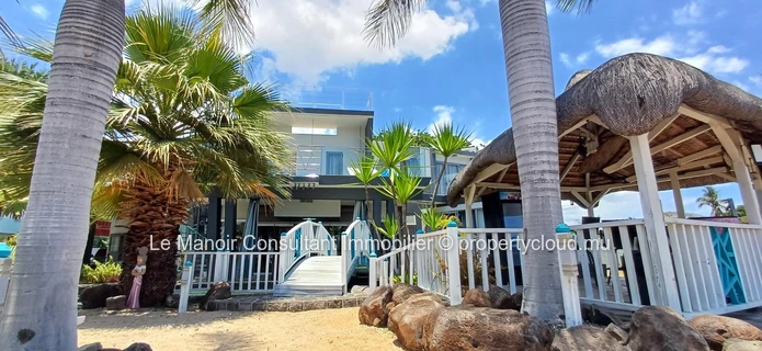Villa d’Exception Pieds dans l’Eau avec 2 piscines, Accès Direct à la Mer, Business Locatif Actif et Vue Panoramique