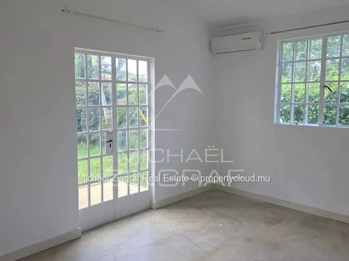 Family Home with Swimming Pool in Pointe aux Canonniers