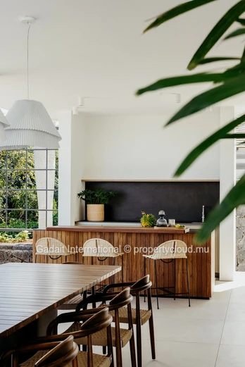 Villa de Luxe de Plain-Pied à Vendre à Bel Ombre – Piscine à Débordement de 14 Mètres et Domaine Golfique Prestigieux...
