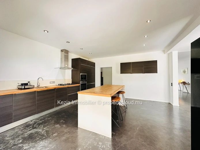 Contemporary Villa In The Heart Of An Exceptional Garden