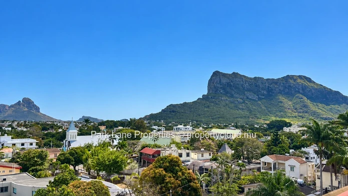 Living at the top, in the heart of Quatre Bornes!
