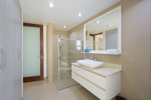 For sale: one bedroom suite apartment on the ground floor, furnished and equipped, accessible to foreigners in Mont C...