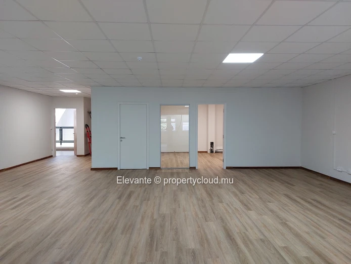Prime office for rent in Phoenix Industrial Zone!