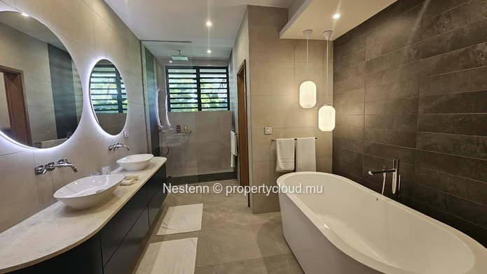 Exclusive designer villa with 5 bedrooms and breathtaking mountain views 