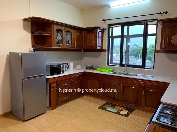 Appartement moderne de 3 chambres récemment rénové avec vue sur la montagne.