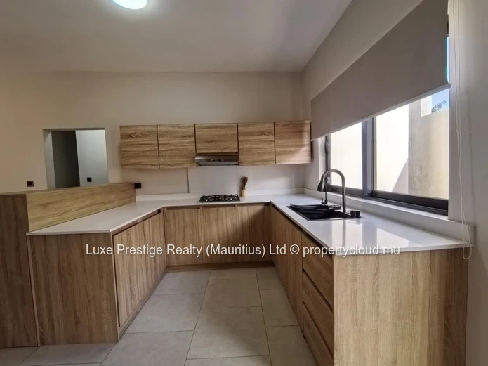 Villa Neuve de 4 Chambres à Louer à Grand Baie | Piscine Privée, Garage, Balcons et Propriété Sécurisée